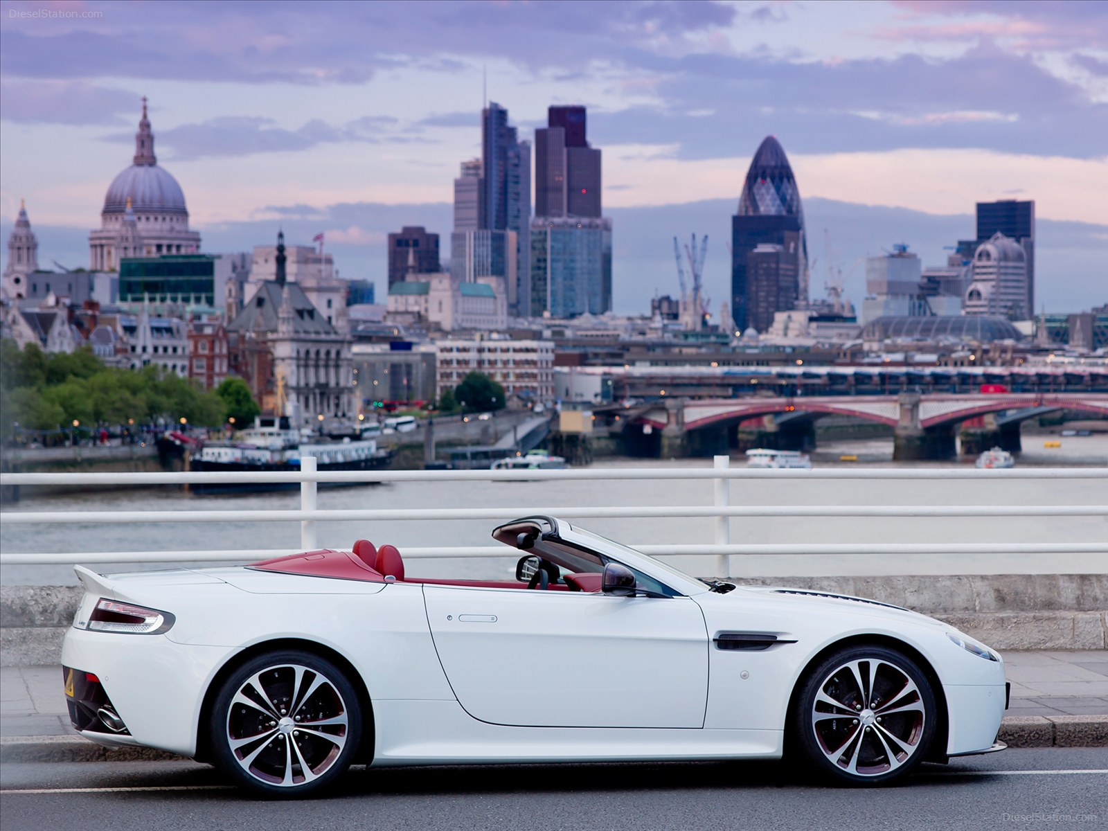 Aston Martin V12 Vantage Roadster 2013